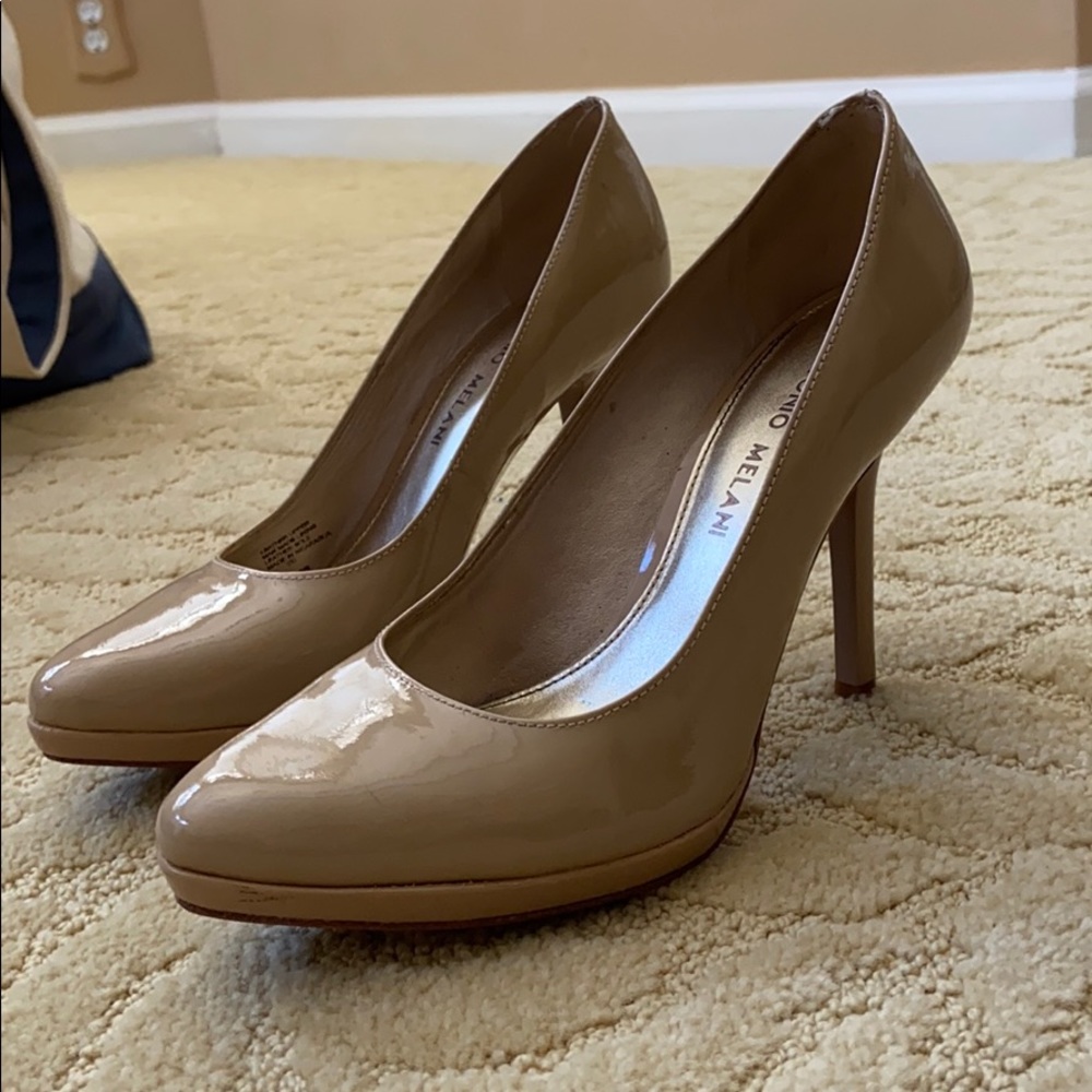 Antonio Melani beige patent heels size 6